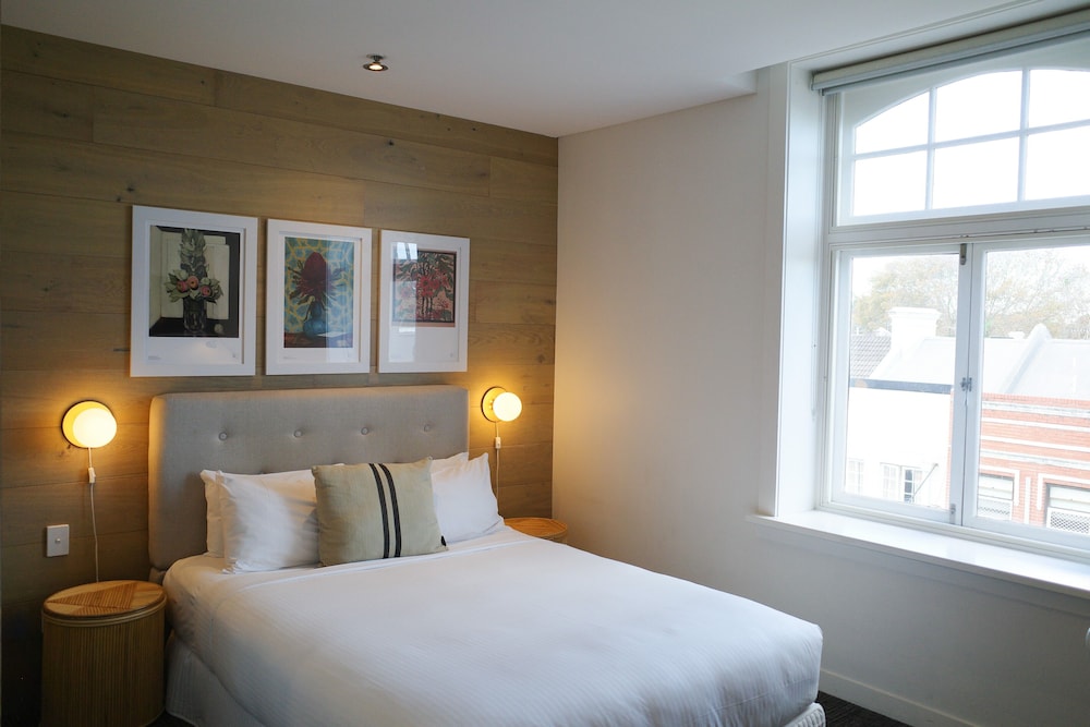 SUPERIOR, QUEEN BED