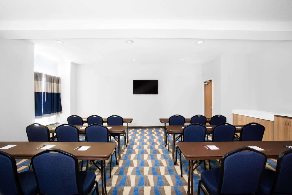Microtel Inn and Suites By Wyndham Naples Vernal 37/50