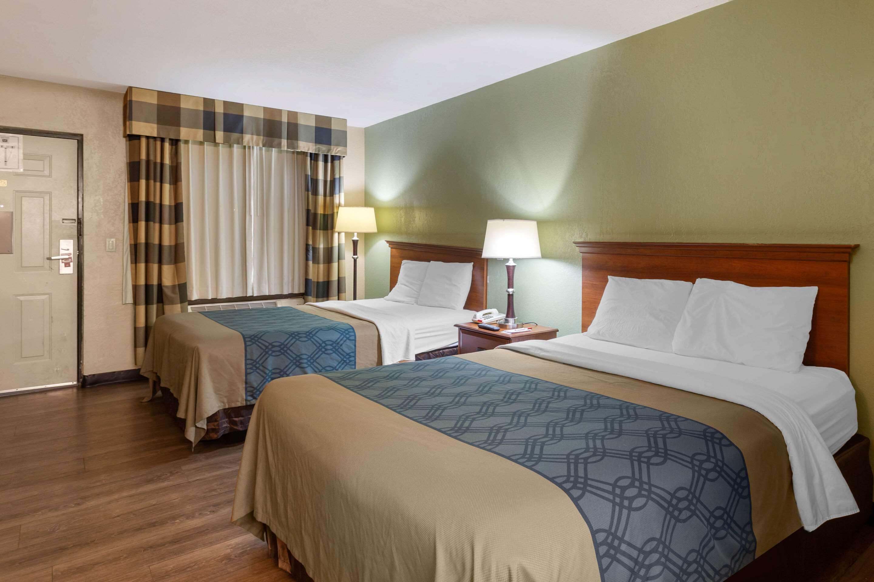 غرفة بسريرين مزدوجين
