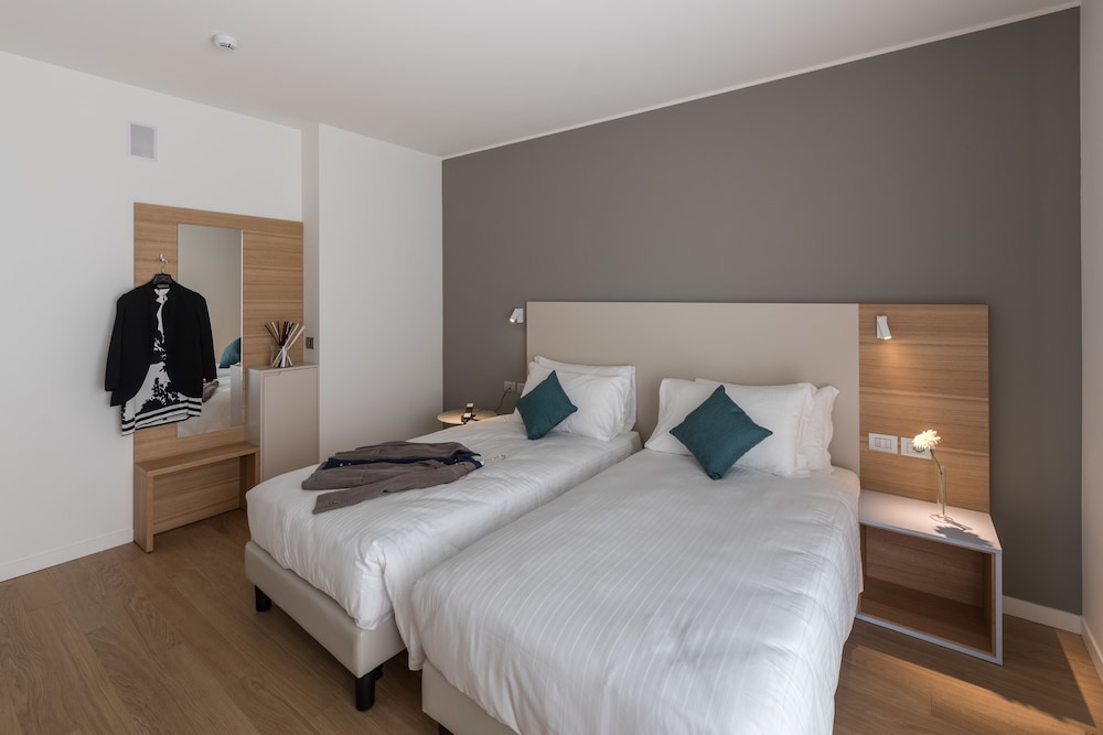 غرفة رباعية بسرير كينج وسريرين منفصلين بإطلالة على الفناء بغرفة نوم واحدة، Hesperia Hotel & Residence 4/8