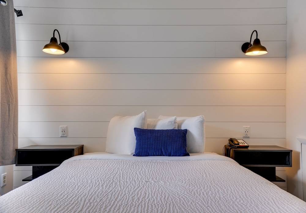 Bedtime Inn & Suites 14/28