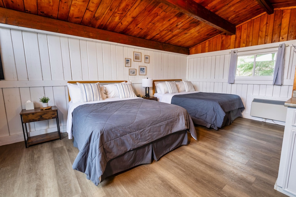 Family, Cabin, 1 Single and 2 Queen Beds