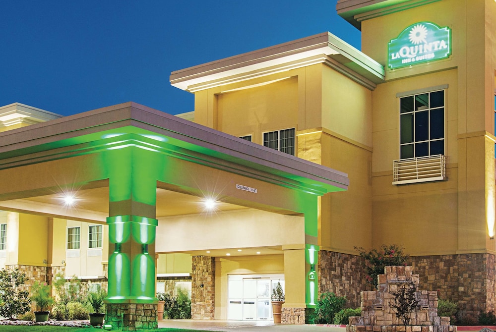 La Quinta Inn & Suites by Wyndham Ft. Worth - Forest Hill TX 5/49