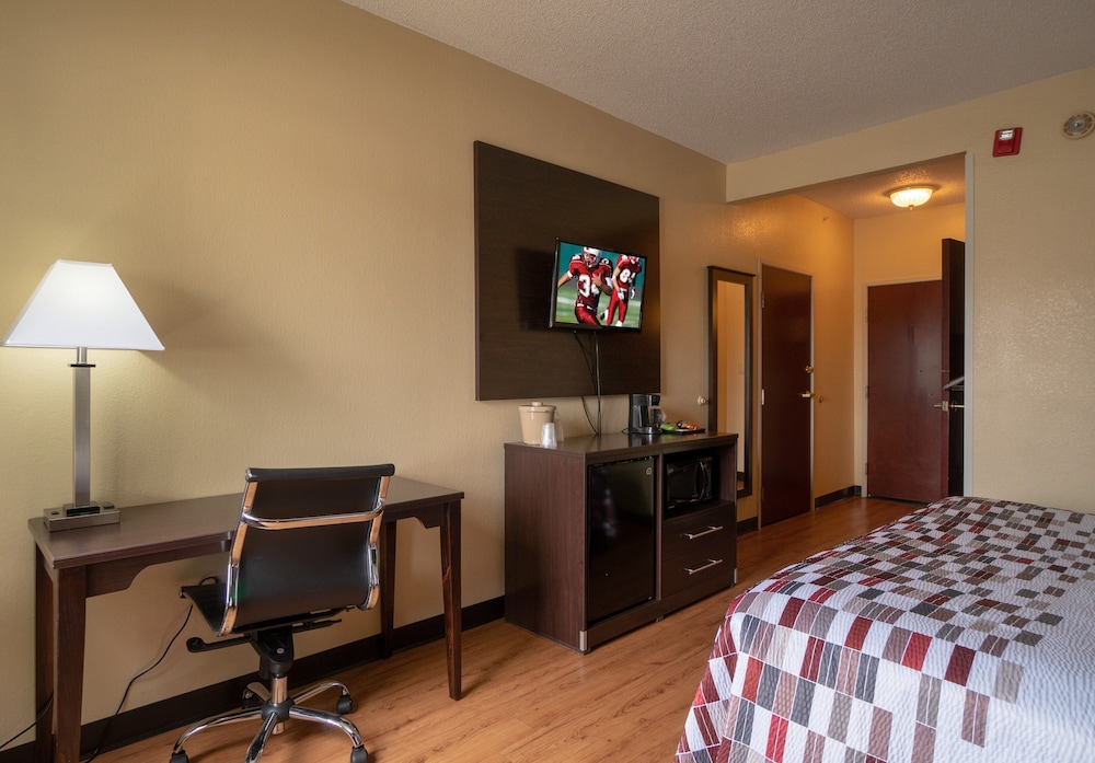 Red Roof Inn and Suites Indianapolis Airport photo2