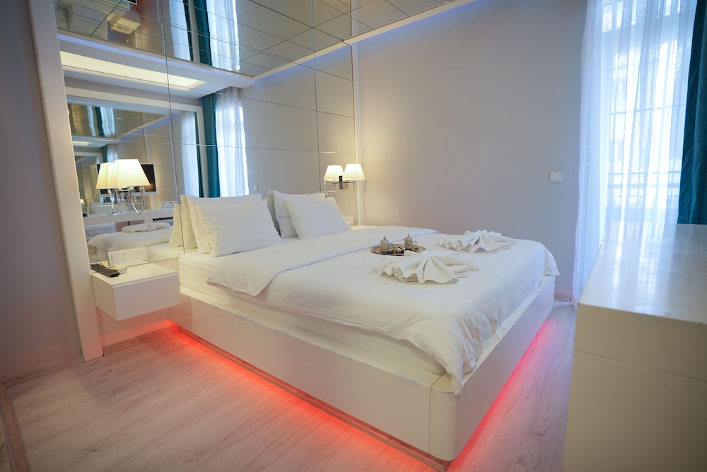 Deluxe, Queen Bed, City View