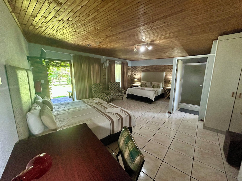 4 Rooms, Family, Queen and Twin Beds 9/10