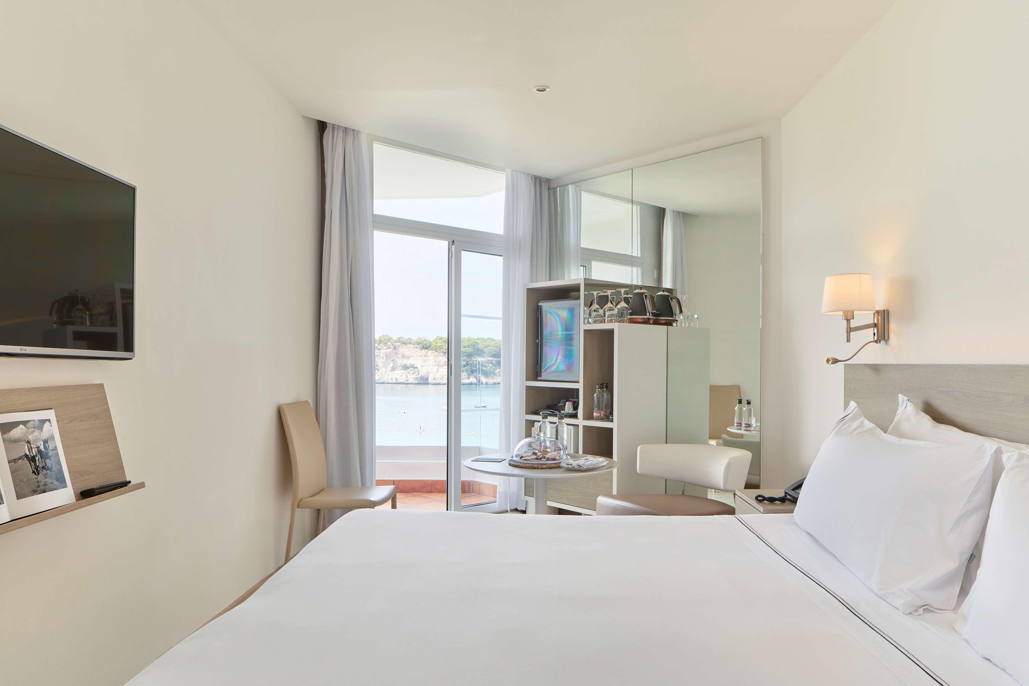 غرفة بسرير مزدوج بإطلالة على البحر، Melia Cala Galdana 2/8