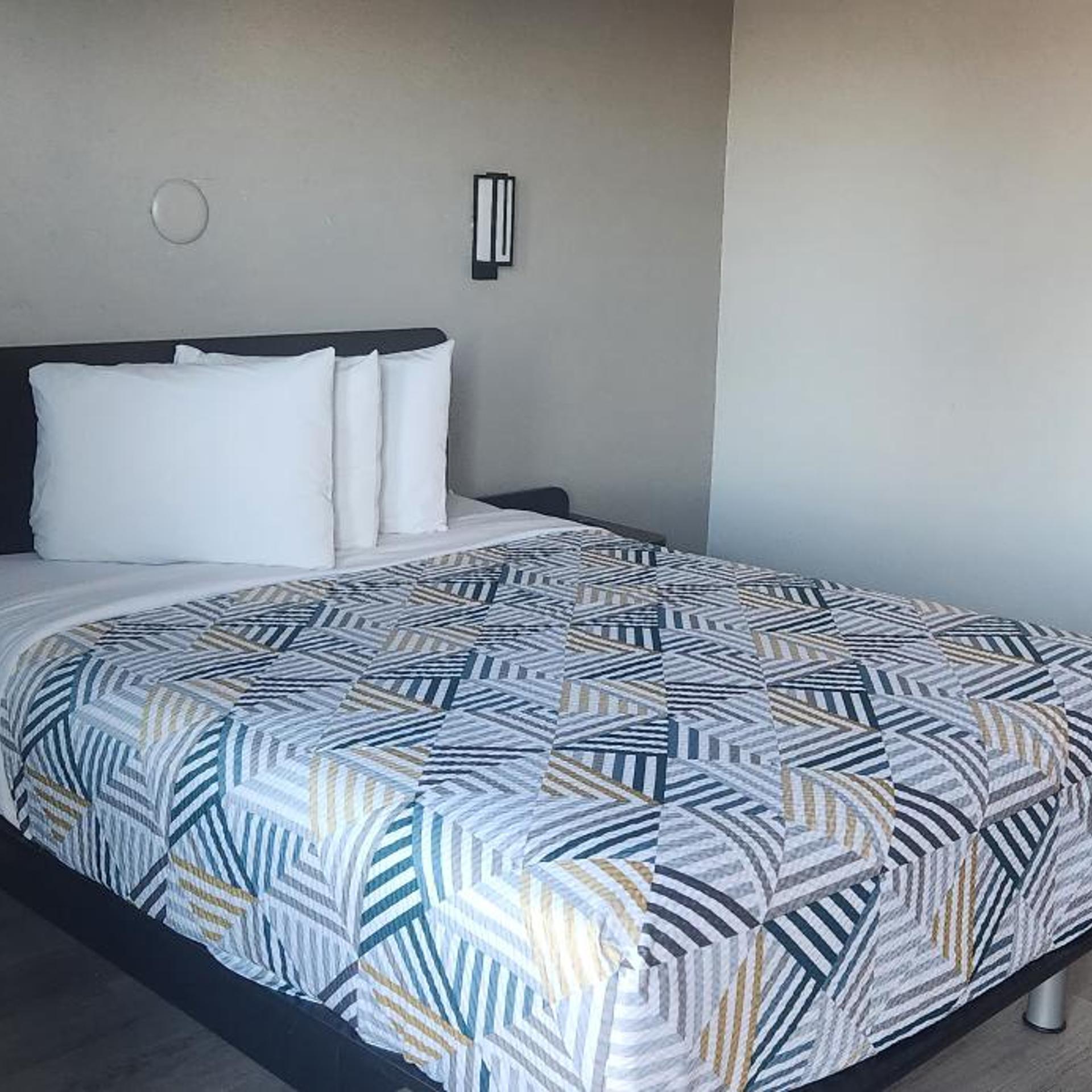 1 Queen Bed - Non-Smoking, Micfridge