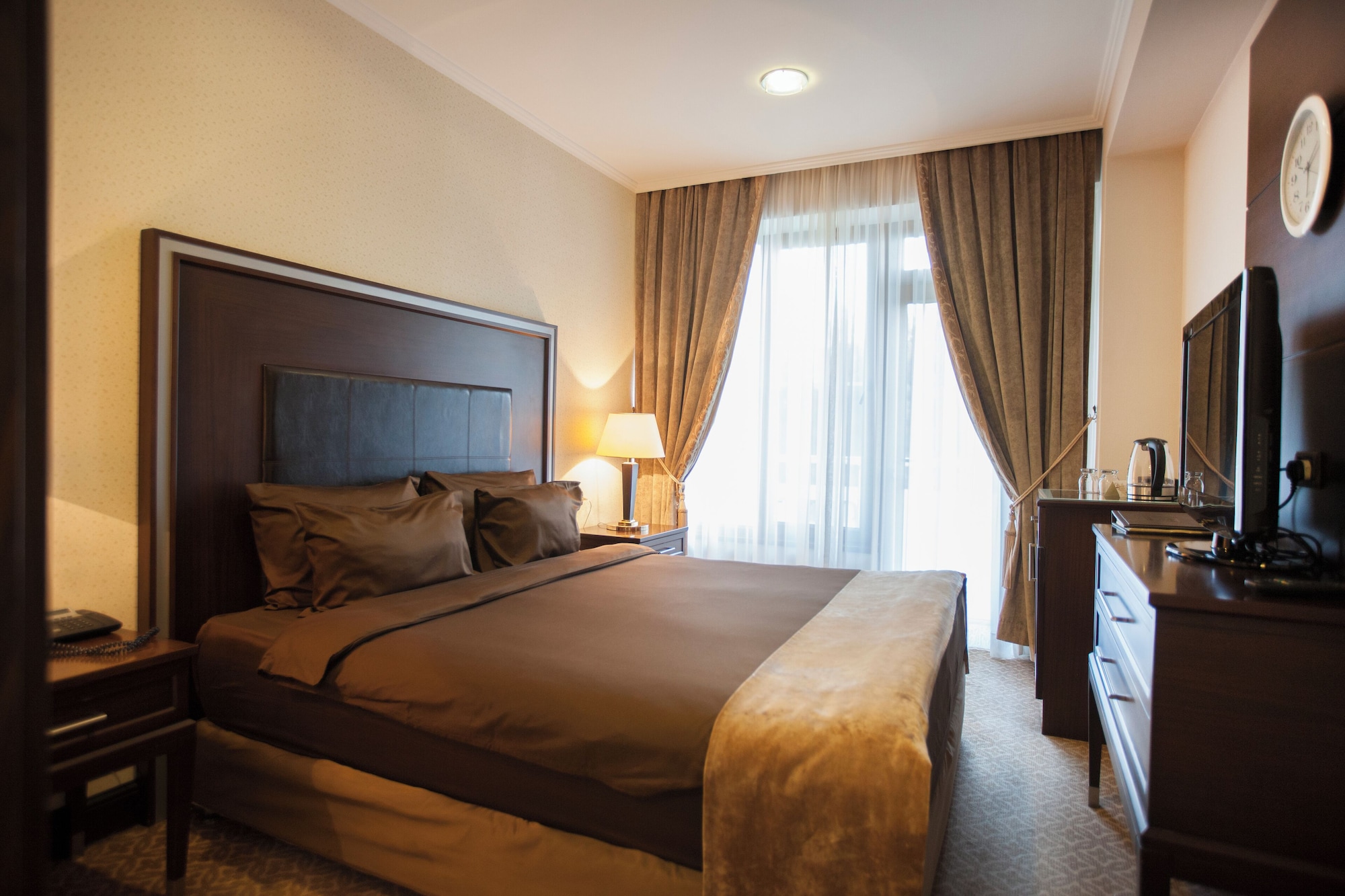 غرفة قياسية بسرير كينج، Chinar Hotel & Spa 2/6