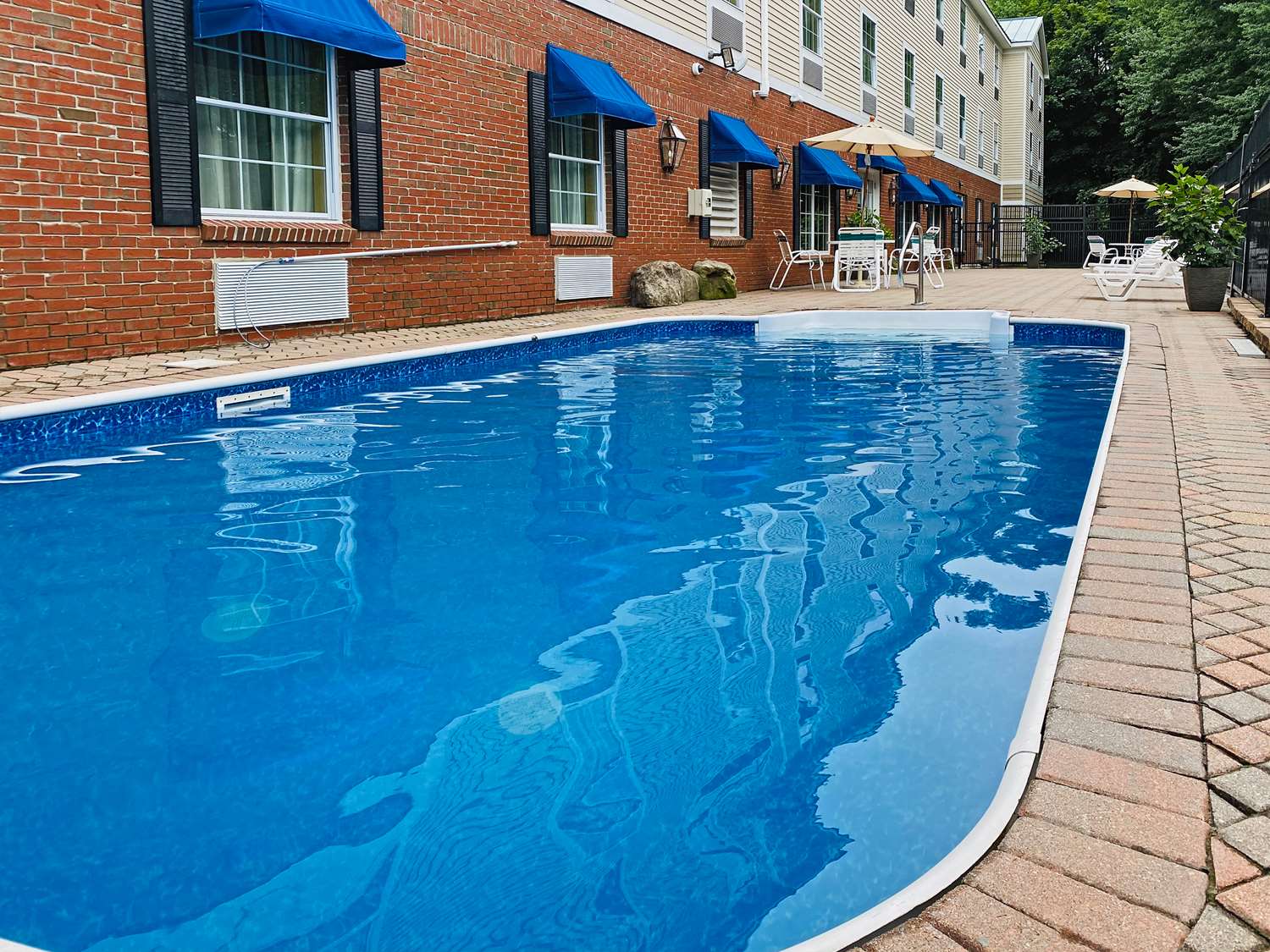 Comfort Inn & Suites Sturbridge-Brimfield 33/54