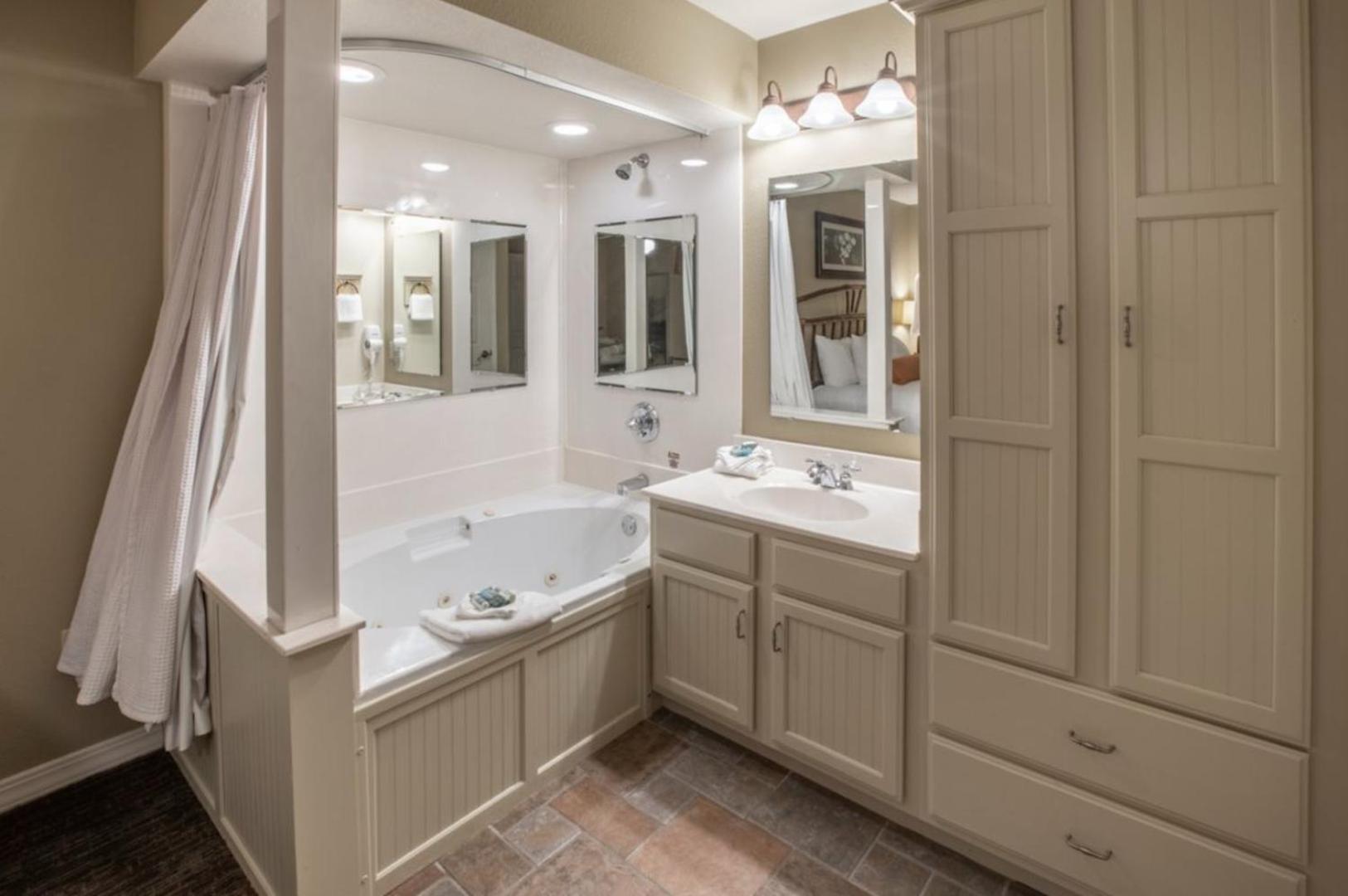 1 Bedroom, Villa, King Bed, Sofa, Holiday Inn Club Vacations Holiday Hills Resort at Branson 3/3