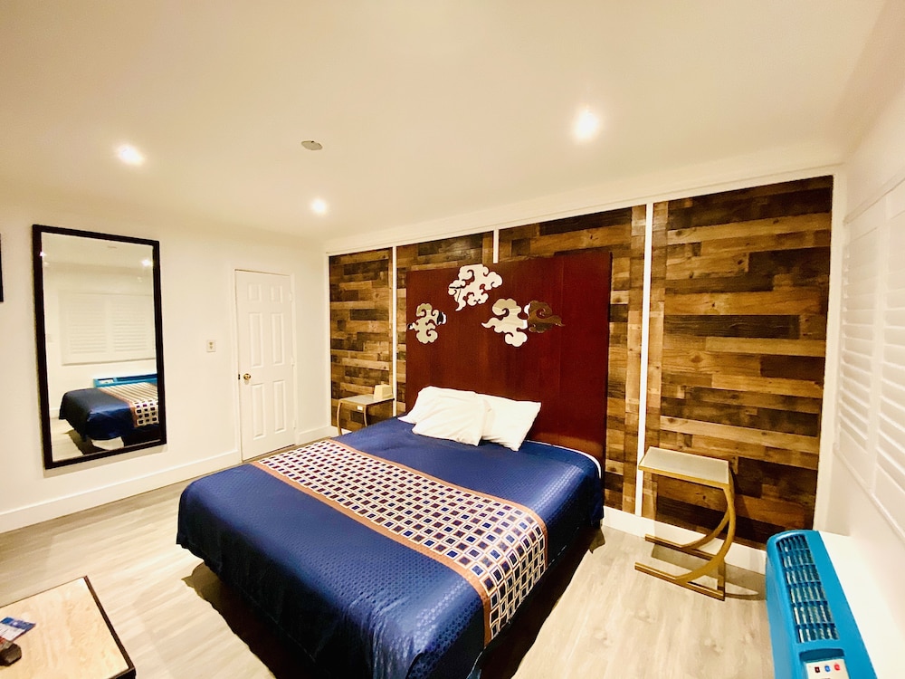 Casa Blanca Inn & Suites 24/67