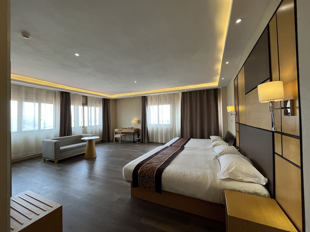 SUPERIOR, SUITE