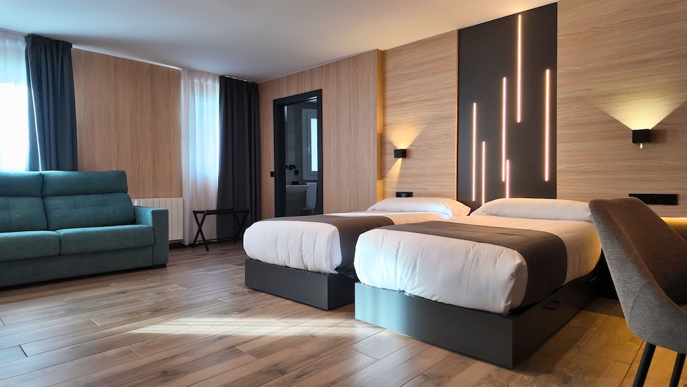 Hotel Focus 8/23