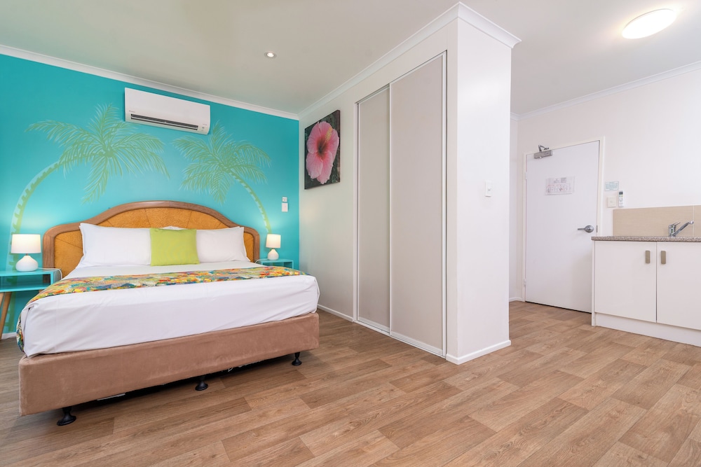 PORT DOUGLAS MOTEL 25/73