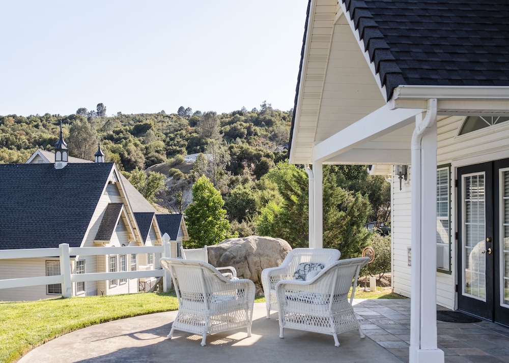 Hounds Tooth Inn 45/50