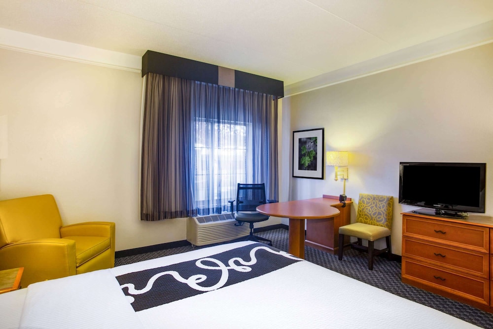 La Quinta Inn Suites St Louis Westport 35/49