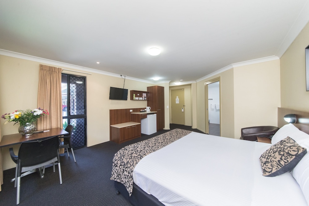 ROCKY RESORT MOTOR INN 30/65