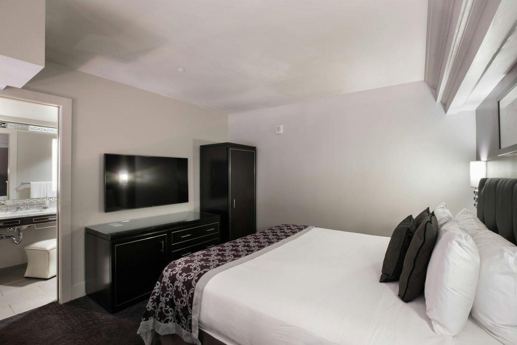 Bi Level, Loft, Suite, King Bed