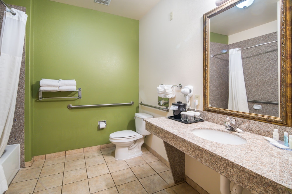Clarion Inn & Suites Weatherford South 14/33