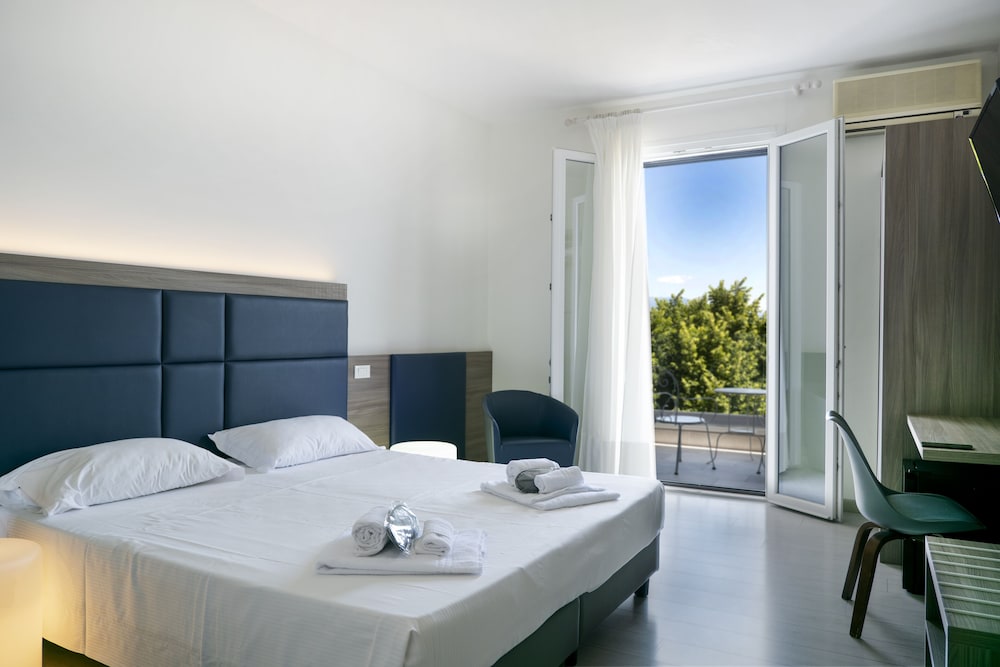 COMFORT, DOUBLE BED, LAKE VIEW, BALCONY