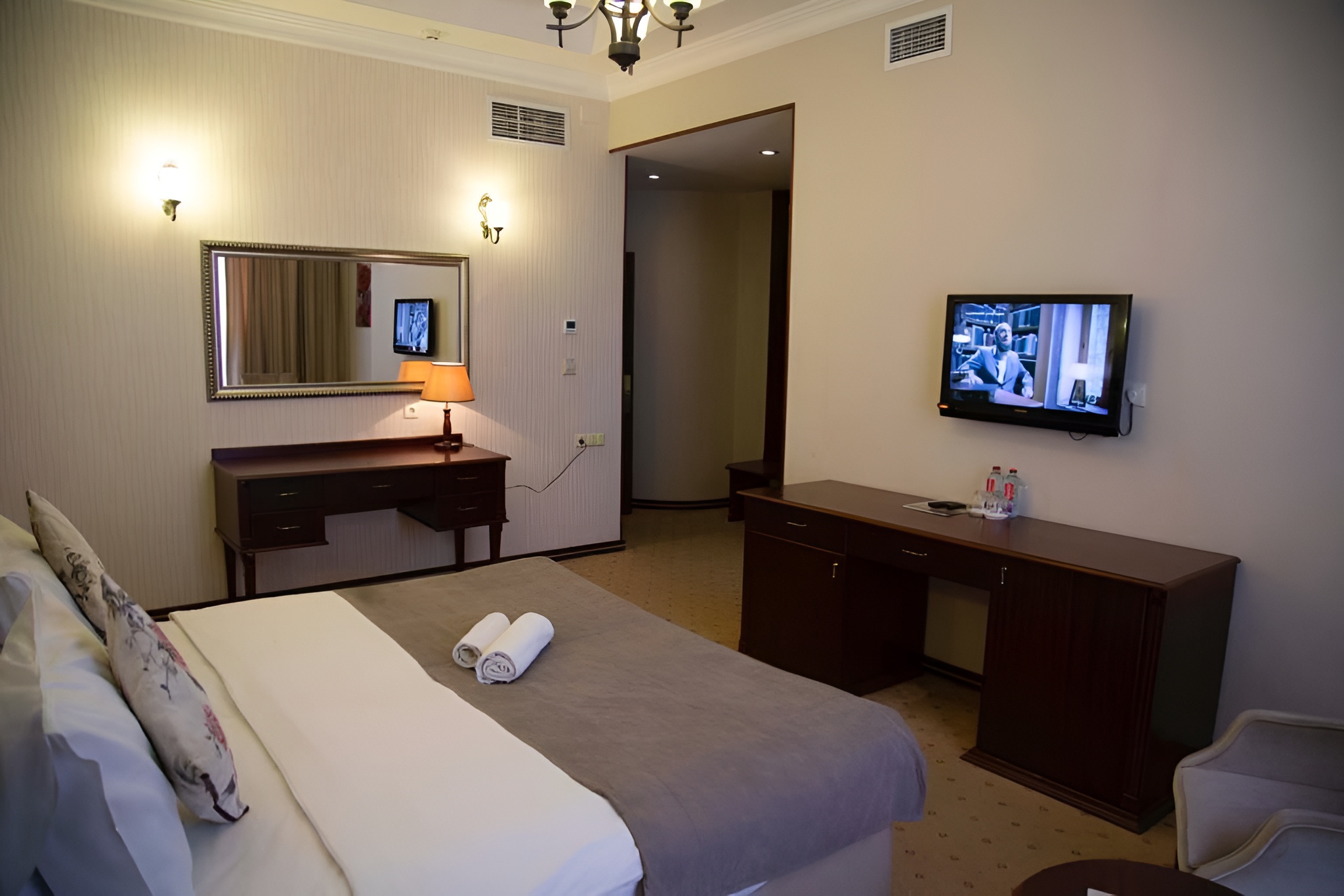 غرفة قياسية بسرير مزدوج أو سريرين منفصلين، Capitol Hotel 5/6