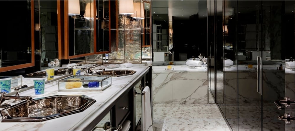 جناح سيغنتشر بسرير كينج، Rosewood London 2/2