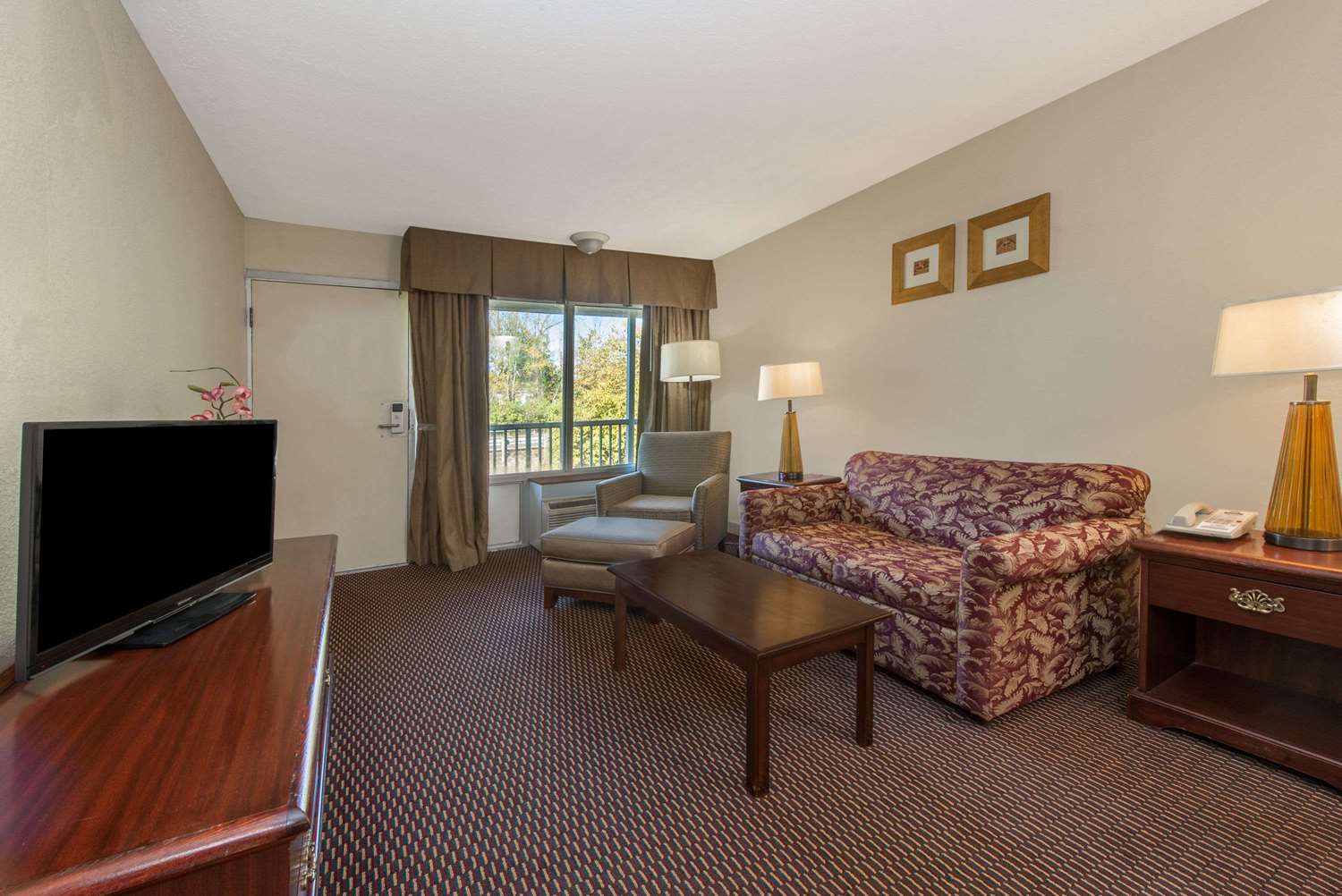 Days Inn & Suites By Wyndham Dayton North 13/19