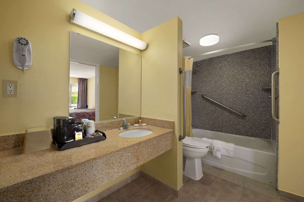 Rose Garden Inn & Suites 17/25