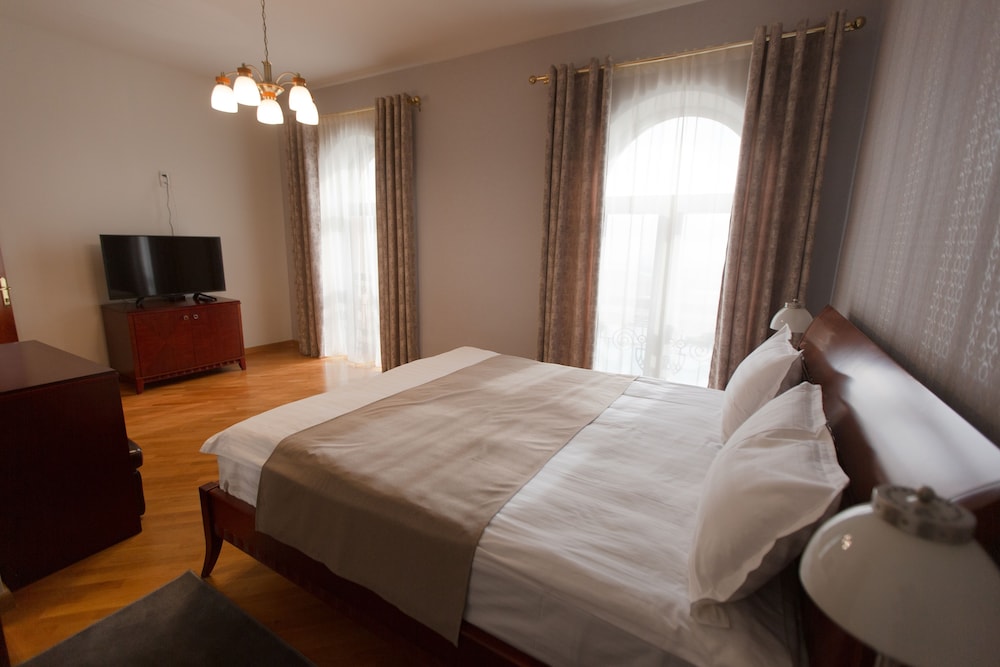 Latar Hotel Complex 10/67