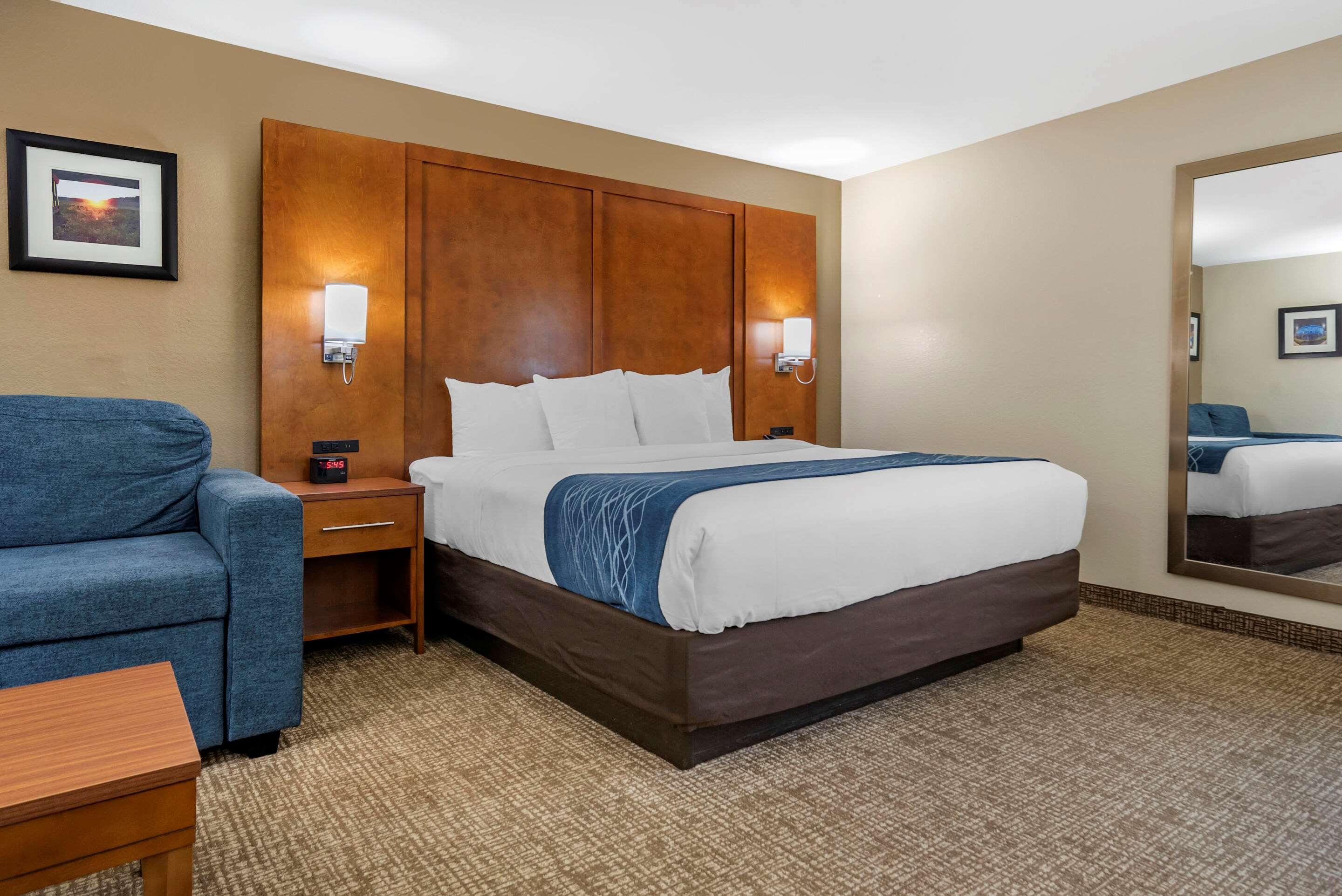 ROOM, KING BED