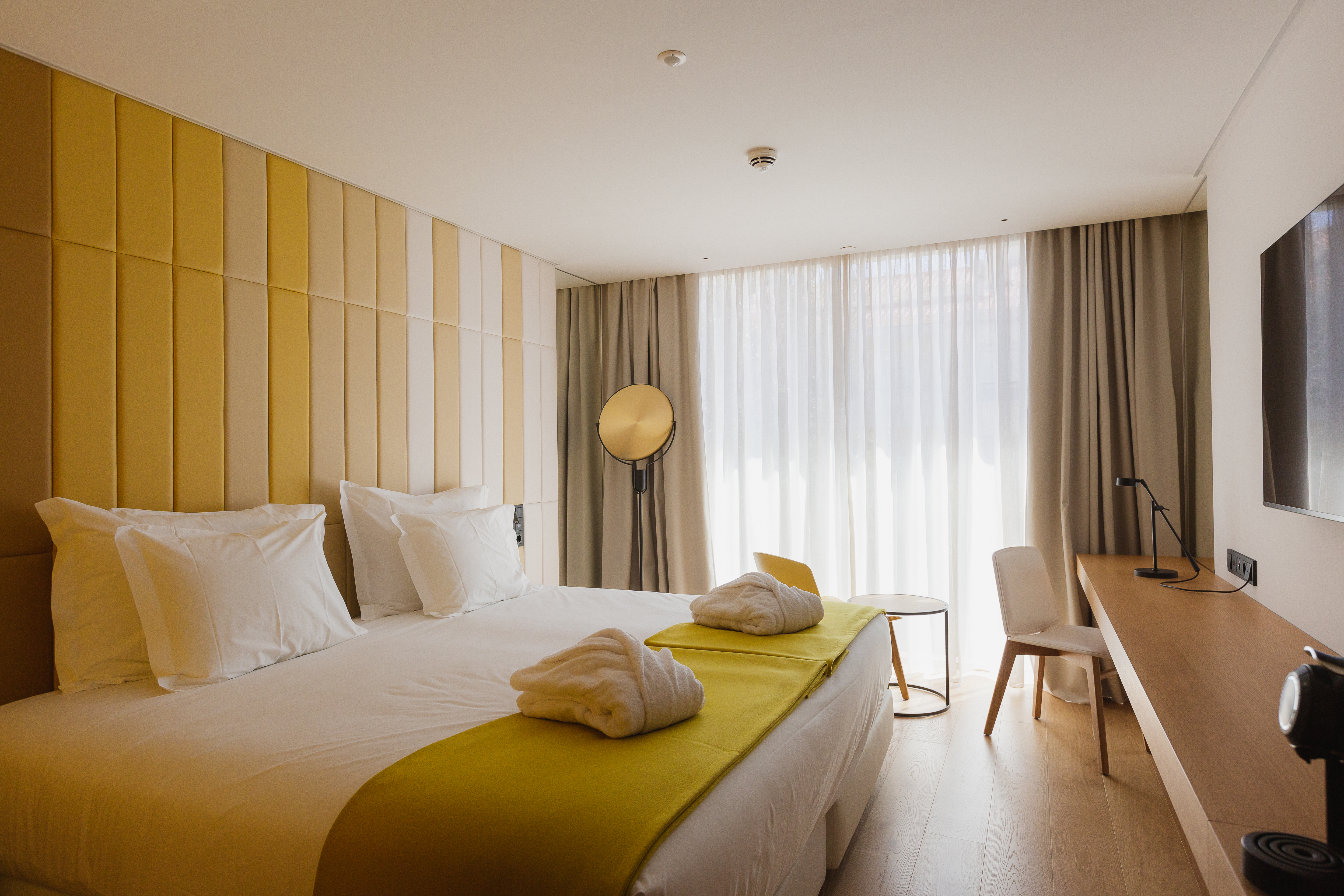 Deluxe, Double Bed, with View