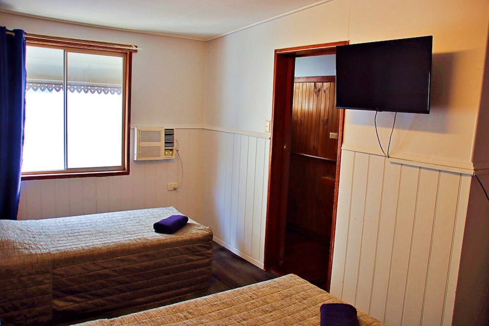 ROOM, TWIN BEDS