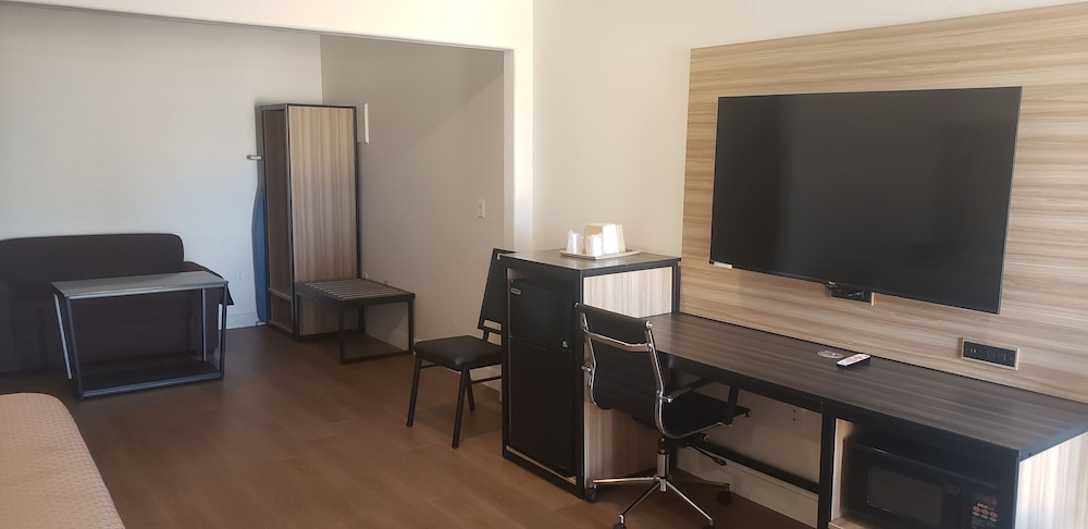 Regency Inn Suites Downey 32/40