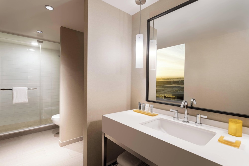 Room, King Bed, City View, Accessible