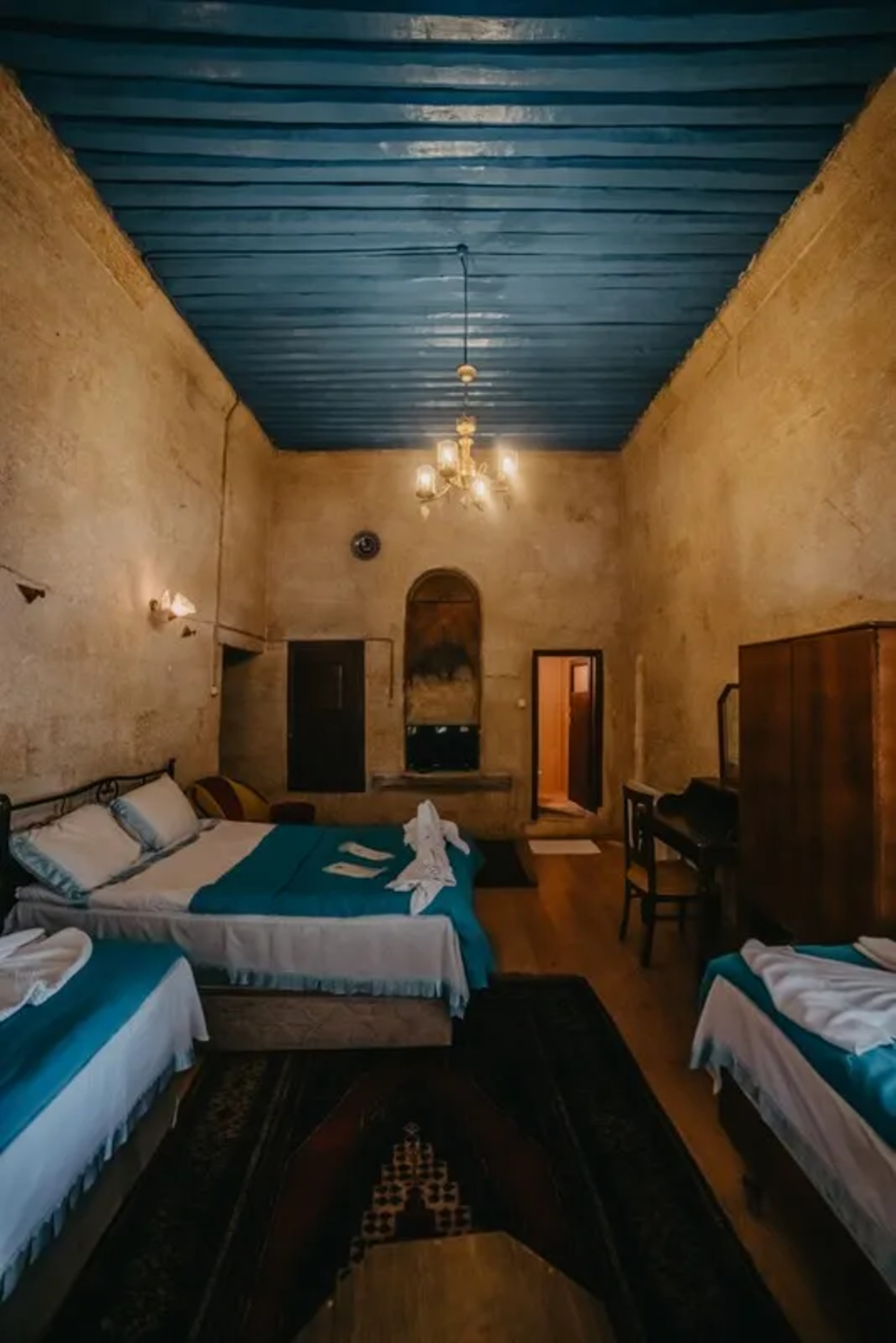 Born Hotel Old House 16/29