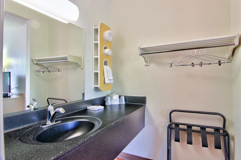 Motel6 West Sacramento, CA 59/60