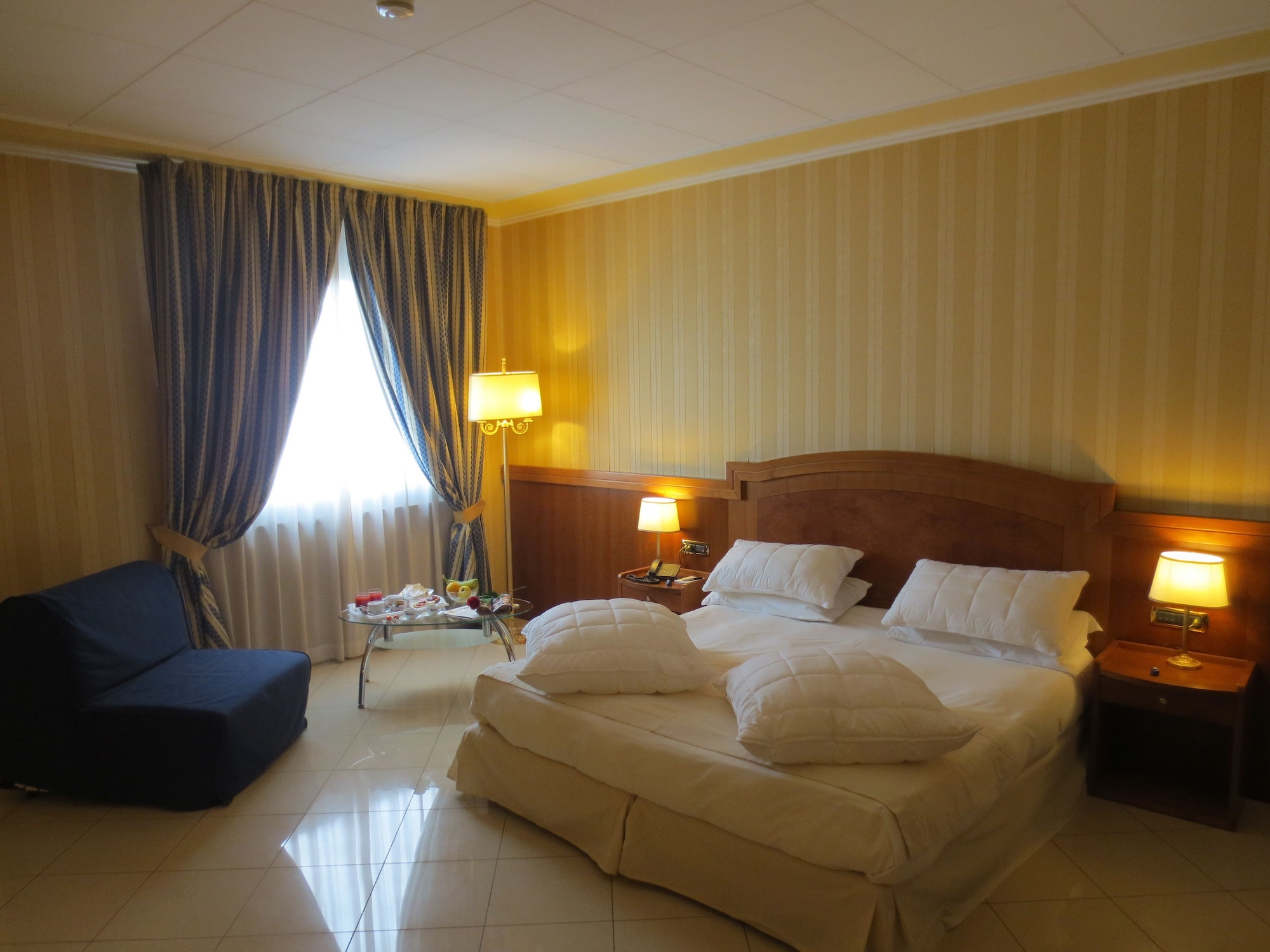 ROOM, DOUBLE BED