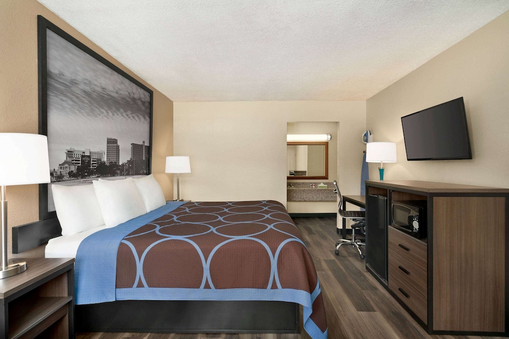 Super 8 By Wyndham Gulfport Near Biloxi 50/57