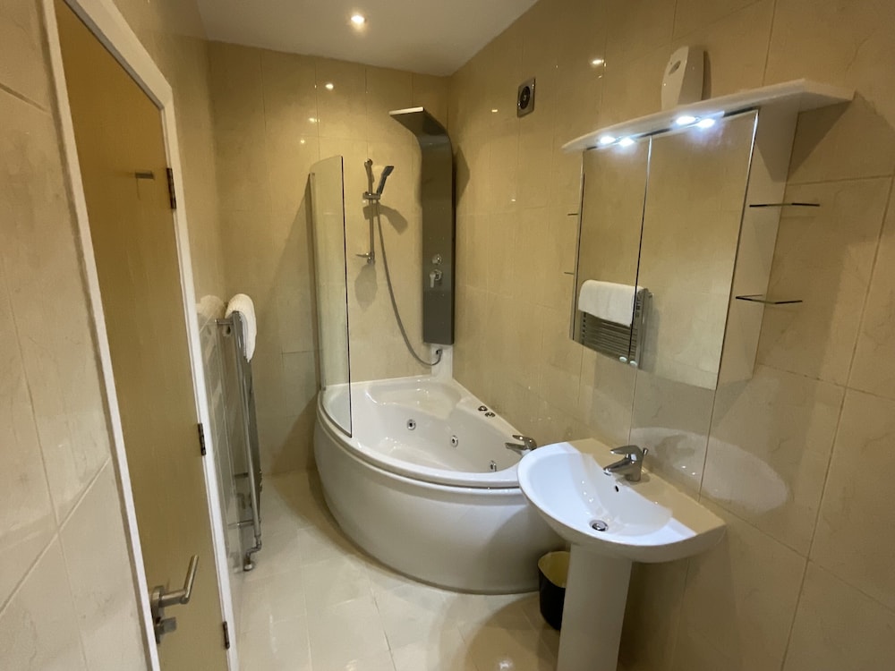 Earle House Serviced Apartments 44/50