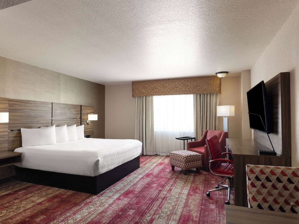Interior, Atrium, Executive, Suite, King Bed, Jetted Tub, Corner