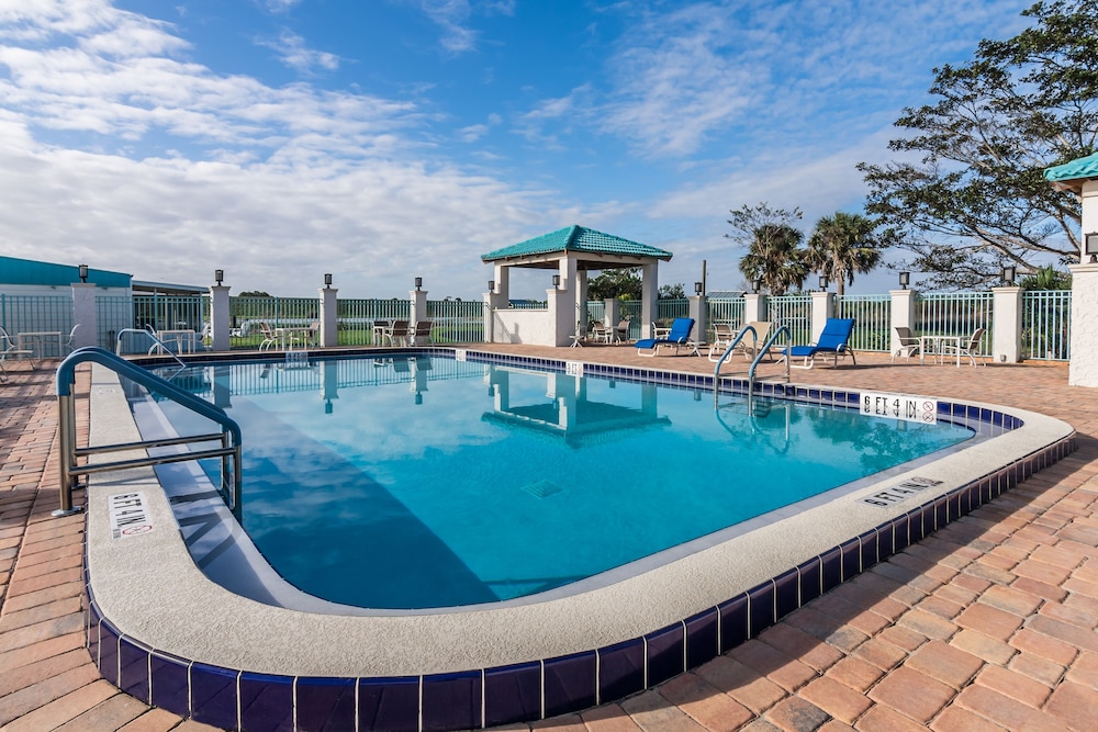 Days Inn & Suites by Wyndham Lake Okeechobee 28/50