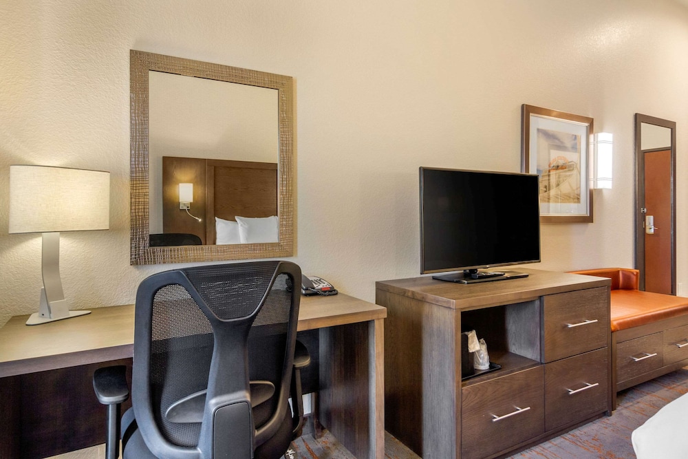 Comfort Inn and Suites Brighton Denver NE Medical Center 30/34