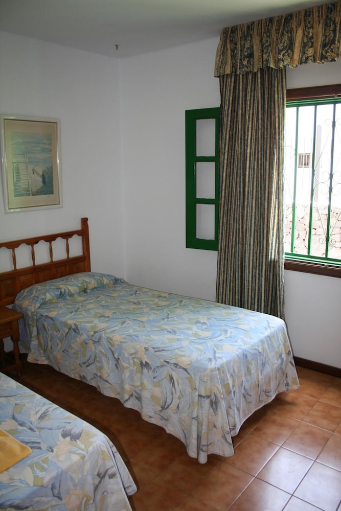 Las Acacias Apartments 8/32
