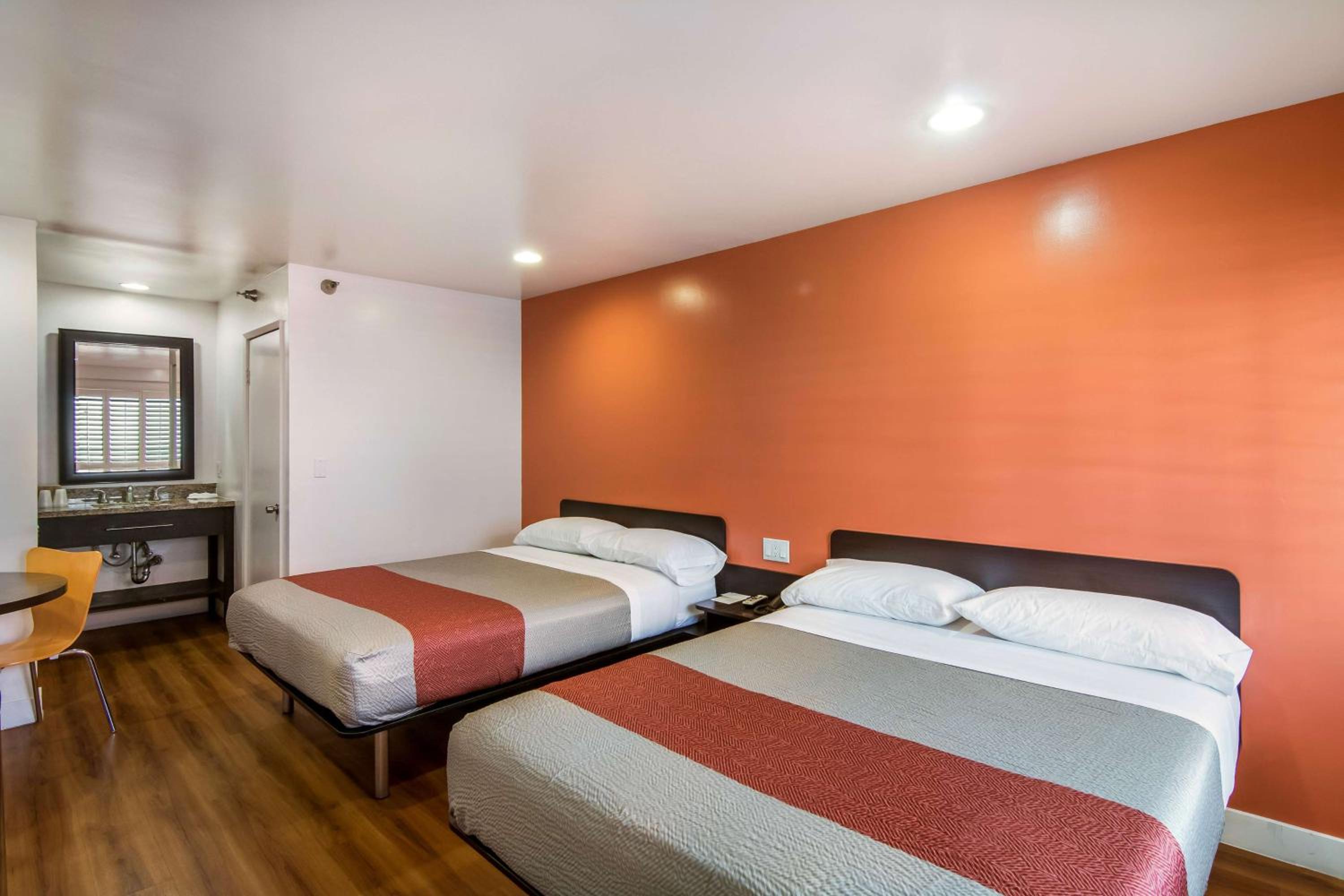 غرفة بسريرين كوين، Motel6 Monterey Park, CA 2/8