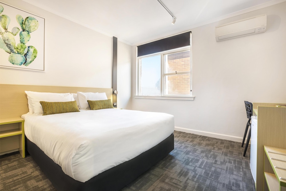 STUDIO, QUEEN BED