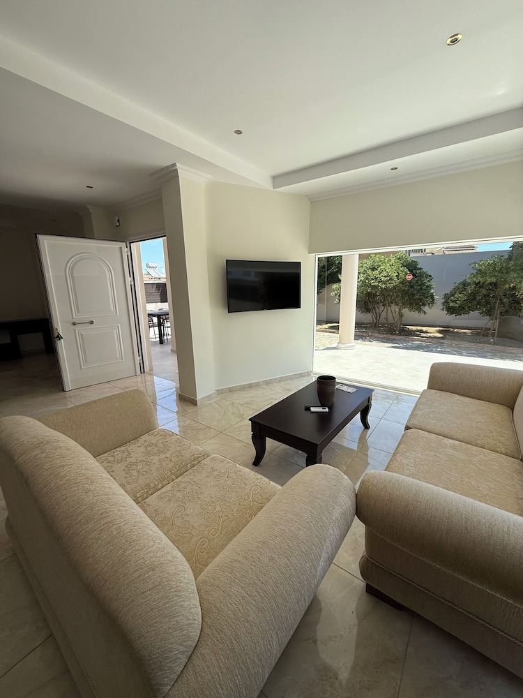 Paradise Apartments 44/75