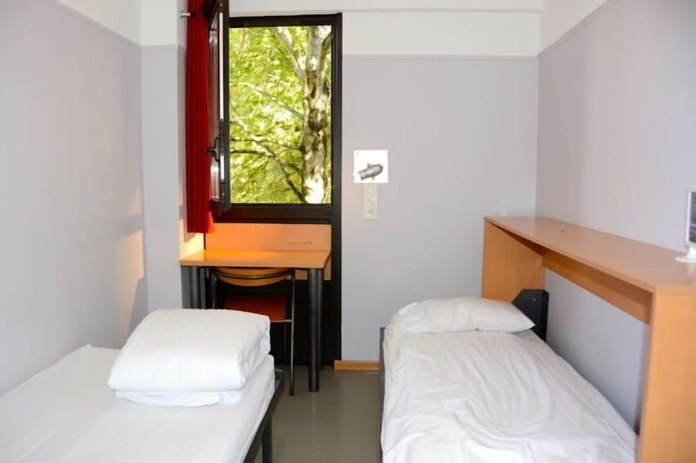 BASIC, TWIN BEDS, PRIVATE BATHROOM