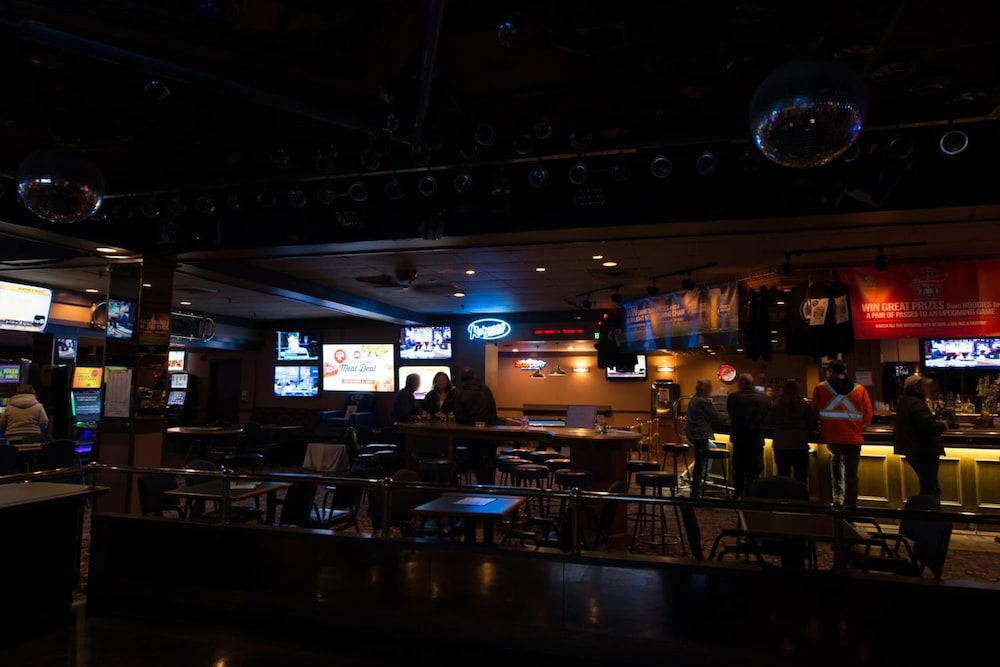 Travelodge by Wyndham Winnipeg Airport West 25/26