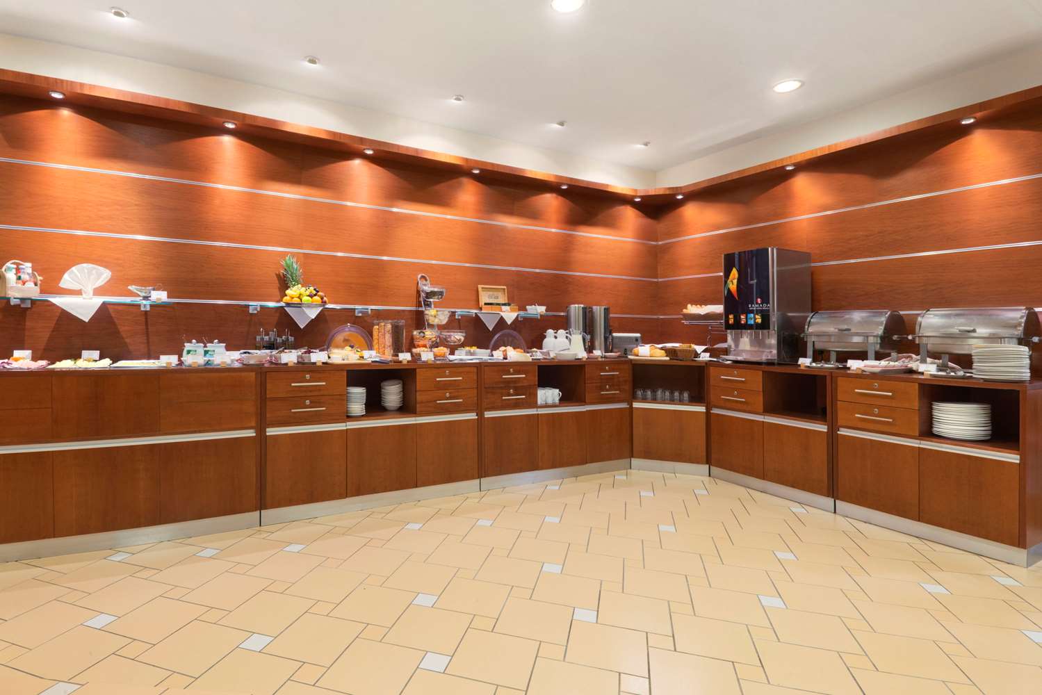 Ramada by Wyndham Airport Prague 10/17